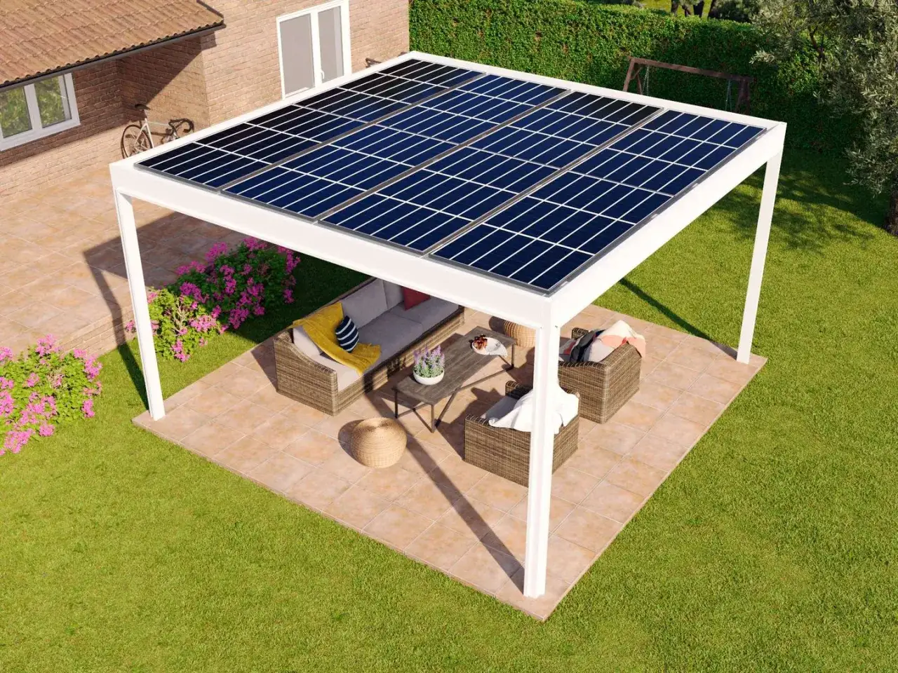 Pergolato fotovoltaico a terra in giardino, con arredi esterni e fiori. Ideale per sfruttare l'energia solare rispettando la normativa.