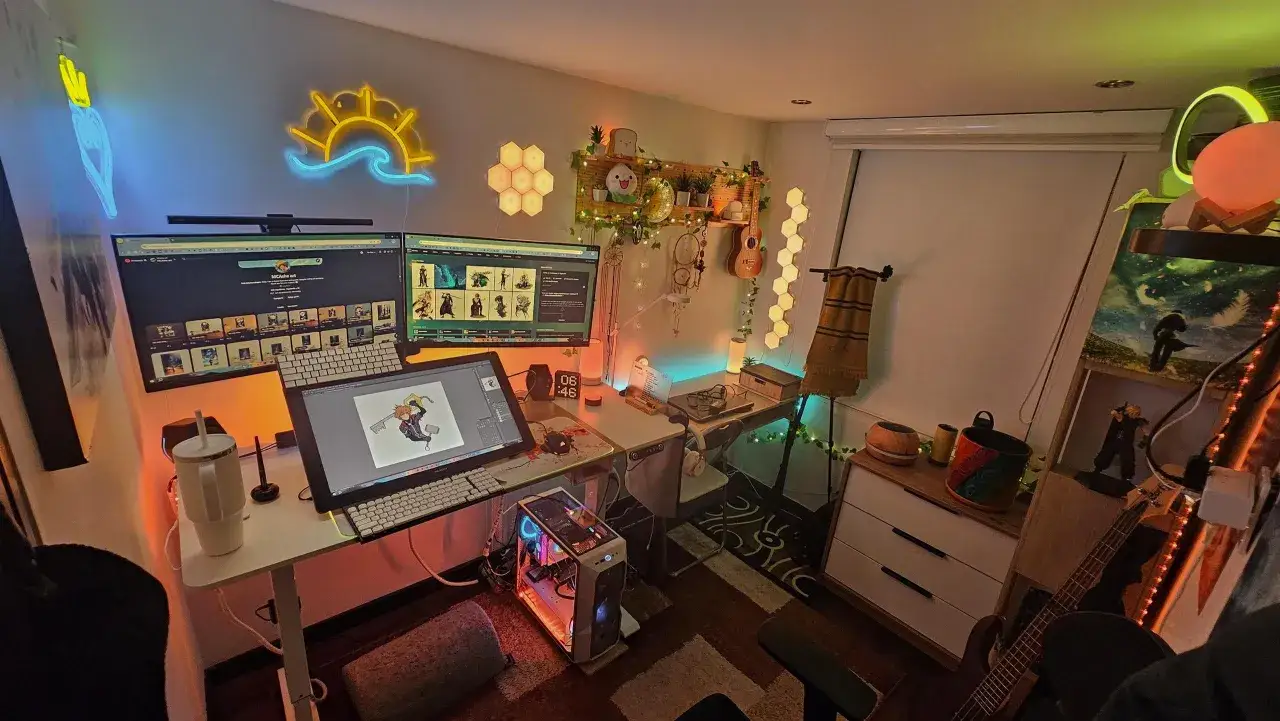 Künstler-Setup mit zwei Monitoren, einem Zeichentablett, das für Procreate auf dem PC verwendet wird, und bunter Neonbeleuchtung.