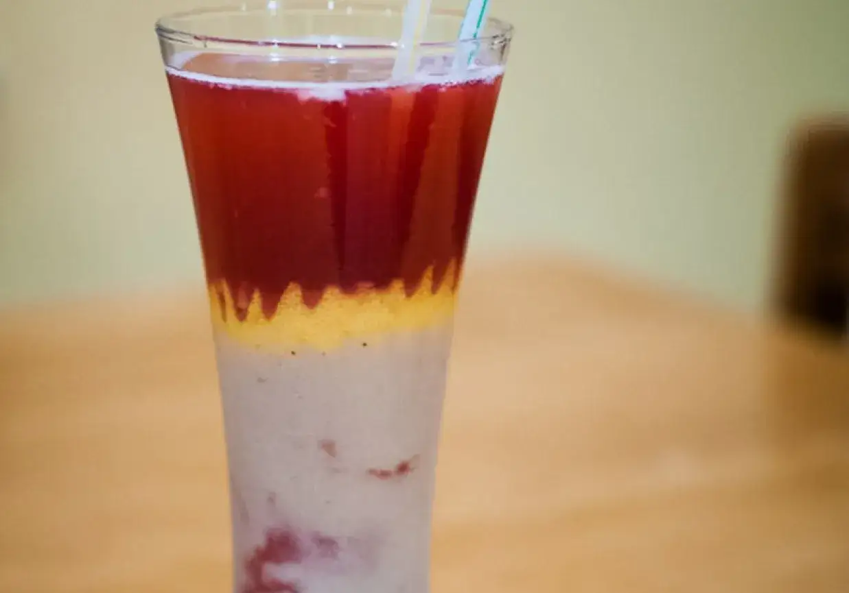 prosty drink z w&oacute;dką porzeczkową i sokiem