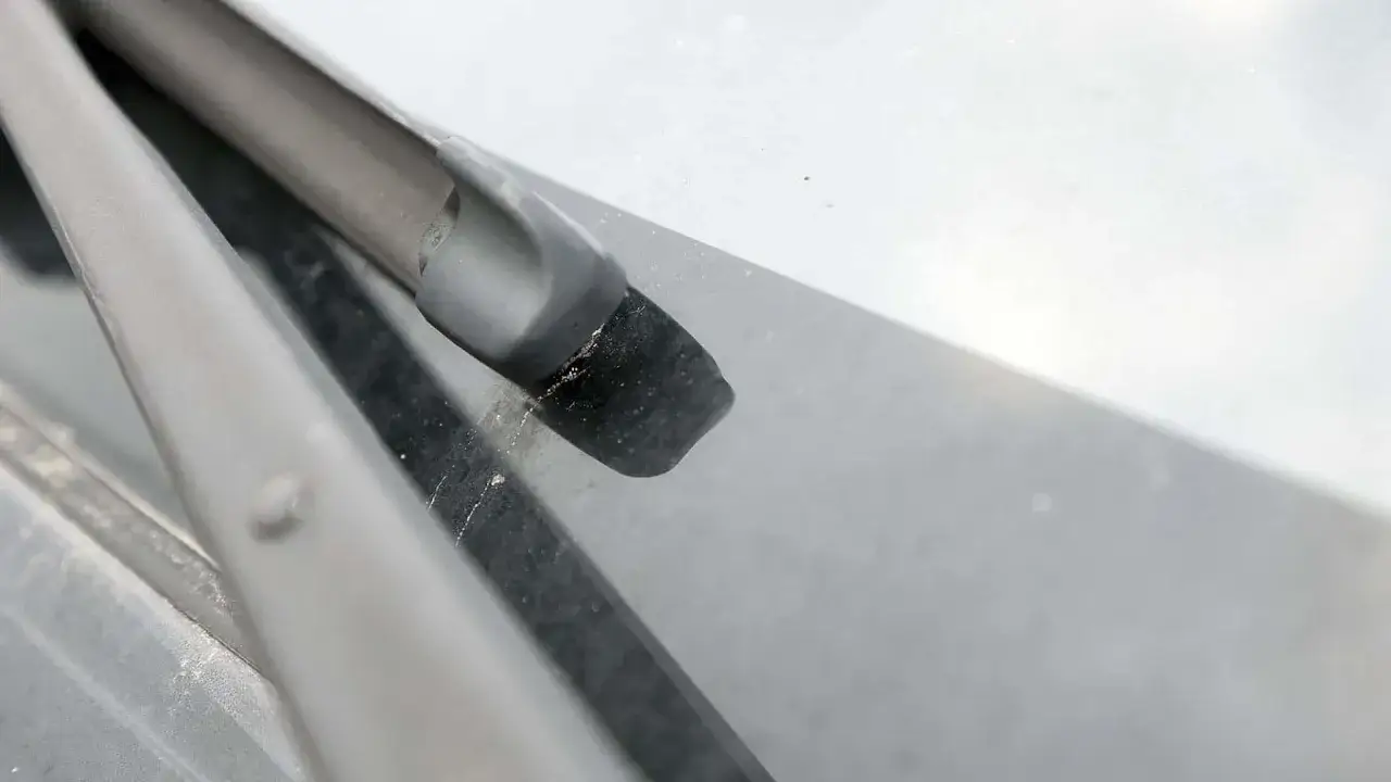 Samochód w deszczu z niewidoczną szybą