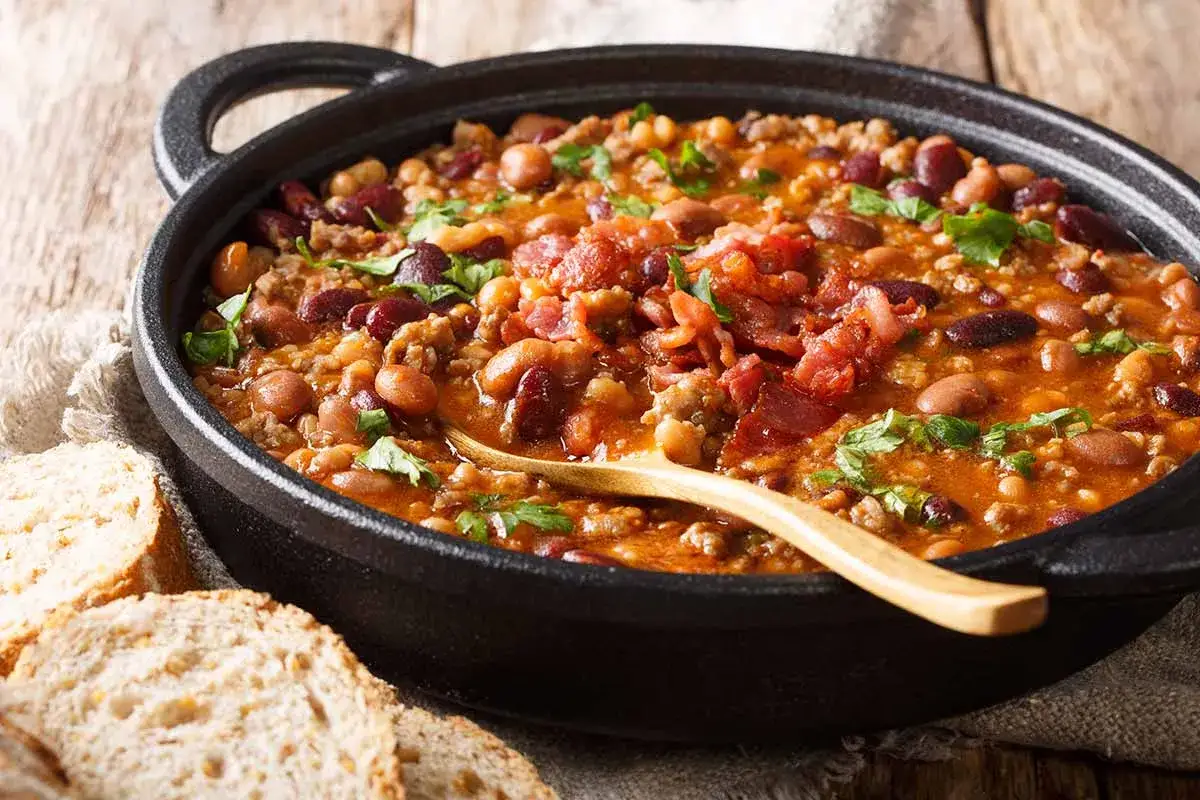 Un saporito piatto di fagioli alla Bud Spencer, con pancetta croccante e pane rustico.