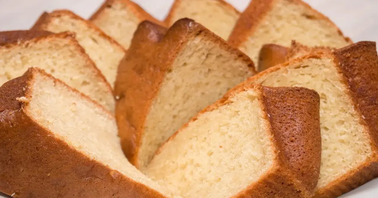 Pokrojone plastry puszystego ciasta, idealne na szybkie ciasto z airfryer. Złocista skórka i miękki środek zachęcają do spróbowania.