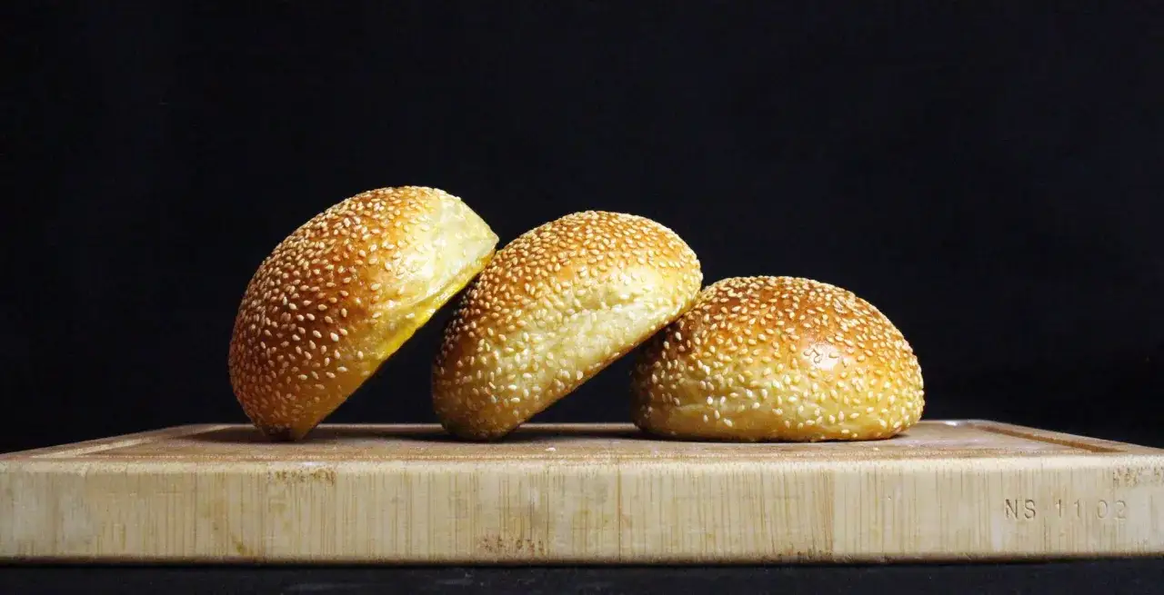 idealne upieczone bułki burgerowe
