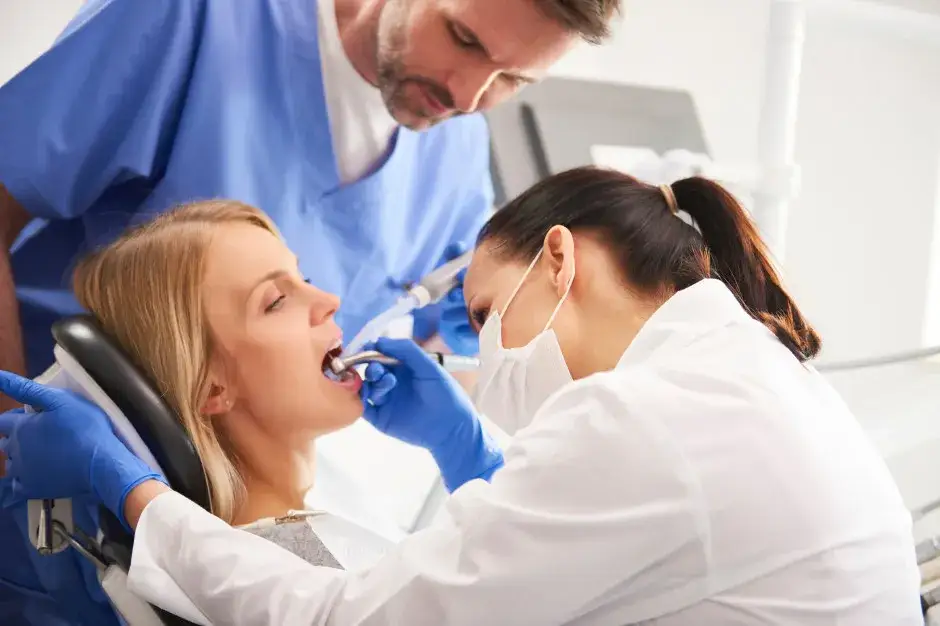 Lekarz dentysta stażysta w gabinecie