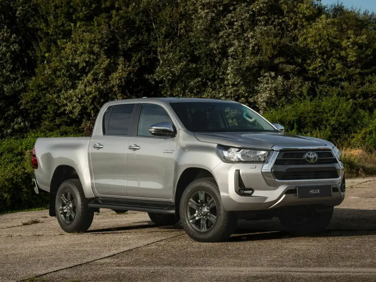 Camioneta Toyota Hilux 2.4 di&eacute;sel plateada, lista para la aventura. Su dise&ntilde;o robusto y eficiente la hace ideal para cualquier terreno, optimizando el consumo.