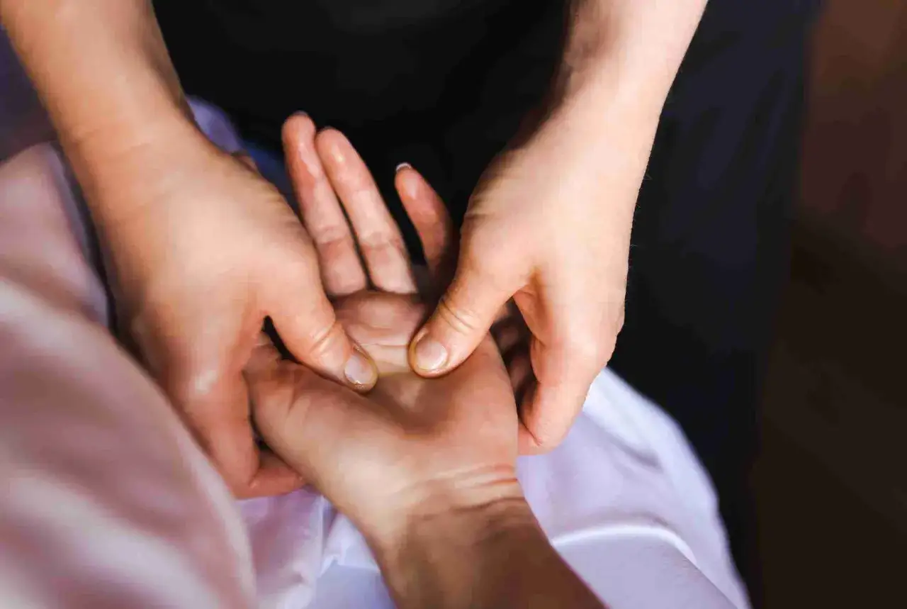 Mains douces prodiguant un massage r&eacute;confortant, un moment de d&eacute;tente pour les personnes &acirc;g&eacute;es.
