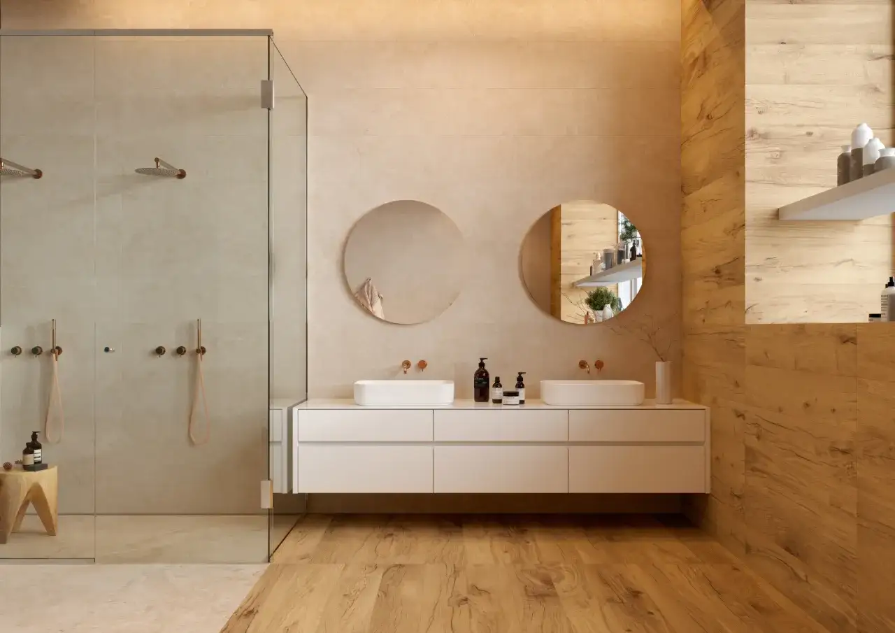 Modernos ba&ntilde;os con ducha de cristal, lavabos dobles y detalles en madera. Ideas para ba&ntilde;os elegantes y funcionales.