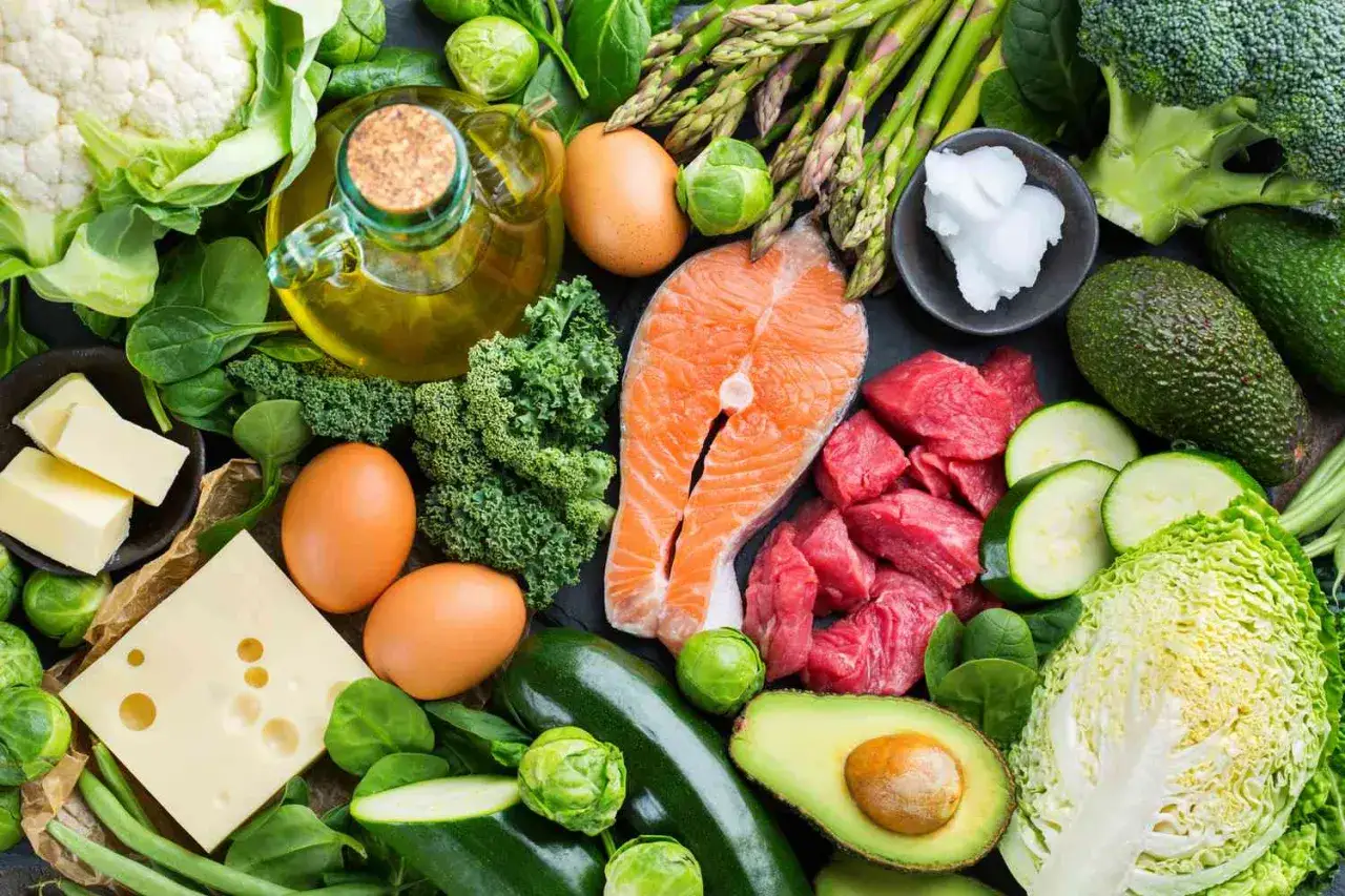 Składniki diety keto: łosoś, wołowina, jajka, awokado, warzywa. Czy dieta keto a cholesterol to dobry wybór?