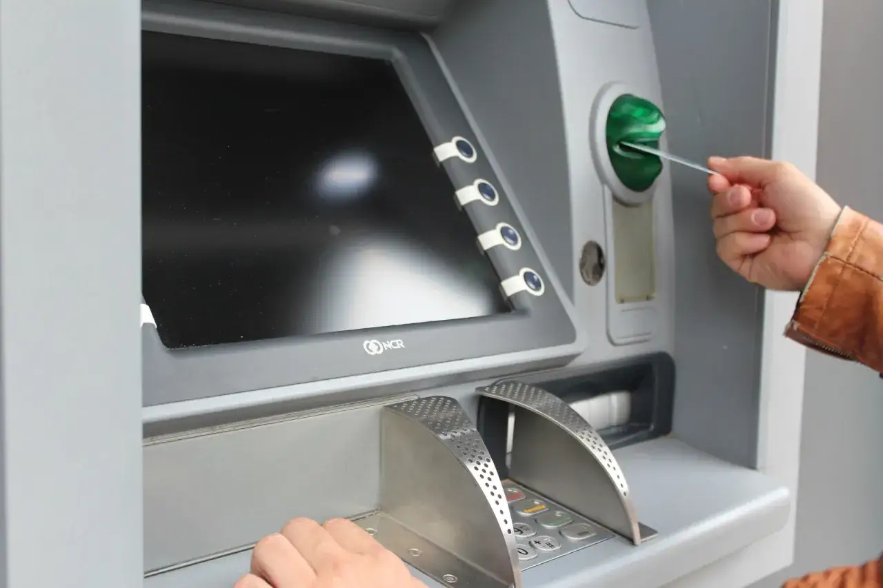 Bankomat w Londynie z opcjami walutowymi