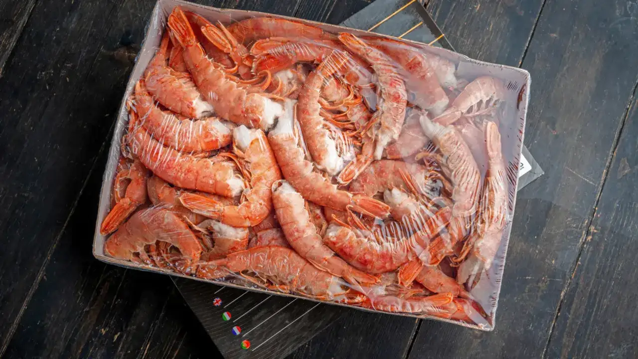 Langostinos cocidos en envase, listos para descongelar. Perfectos para tu próxima receta.