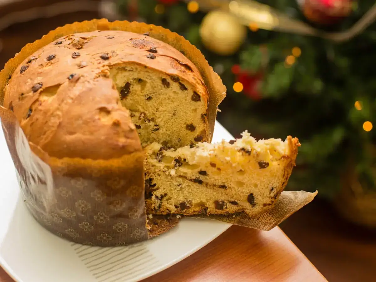 Un panettone moelleux, aux p&eacute;pites de chocolat, &eacute;voque l'origine de cette gourmandise italienne, parfait pour les f&ecirc;tes.