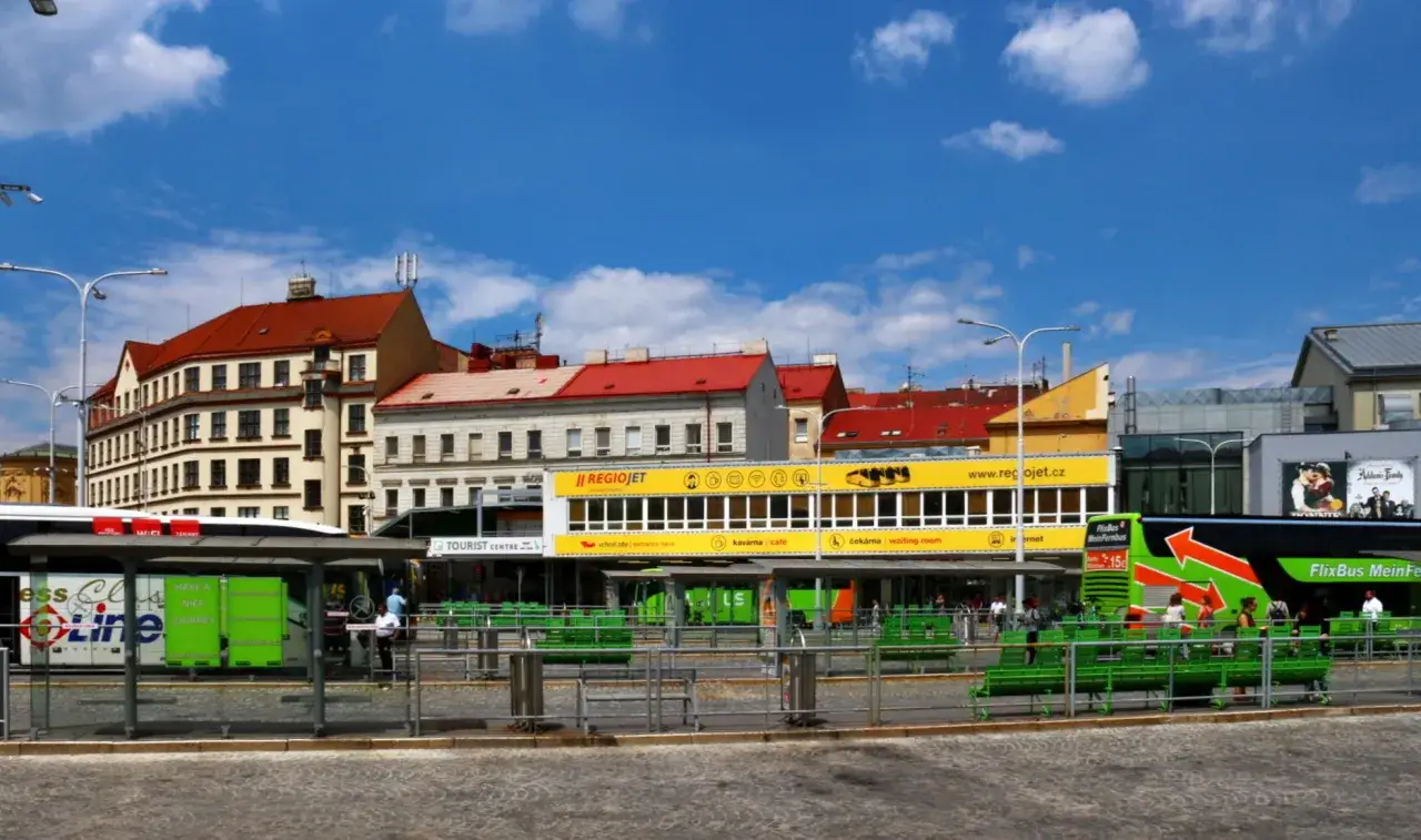 Dworzec autobusowy Florenc Praga z zewnątrz