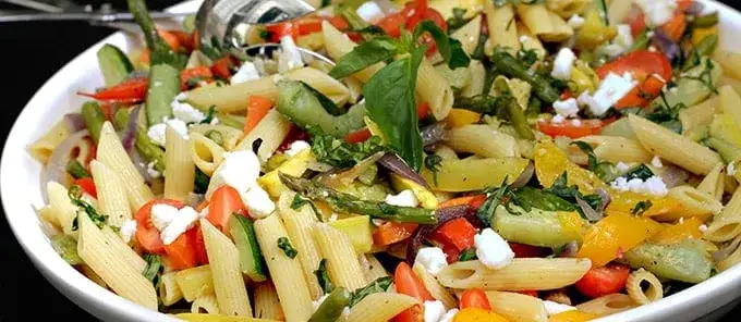 ingredientes frescos y coloridos para ensalada de pasta cortados