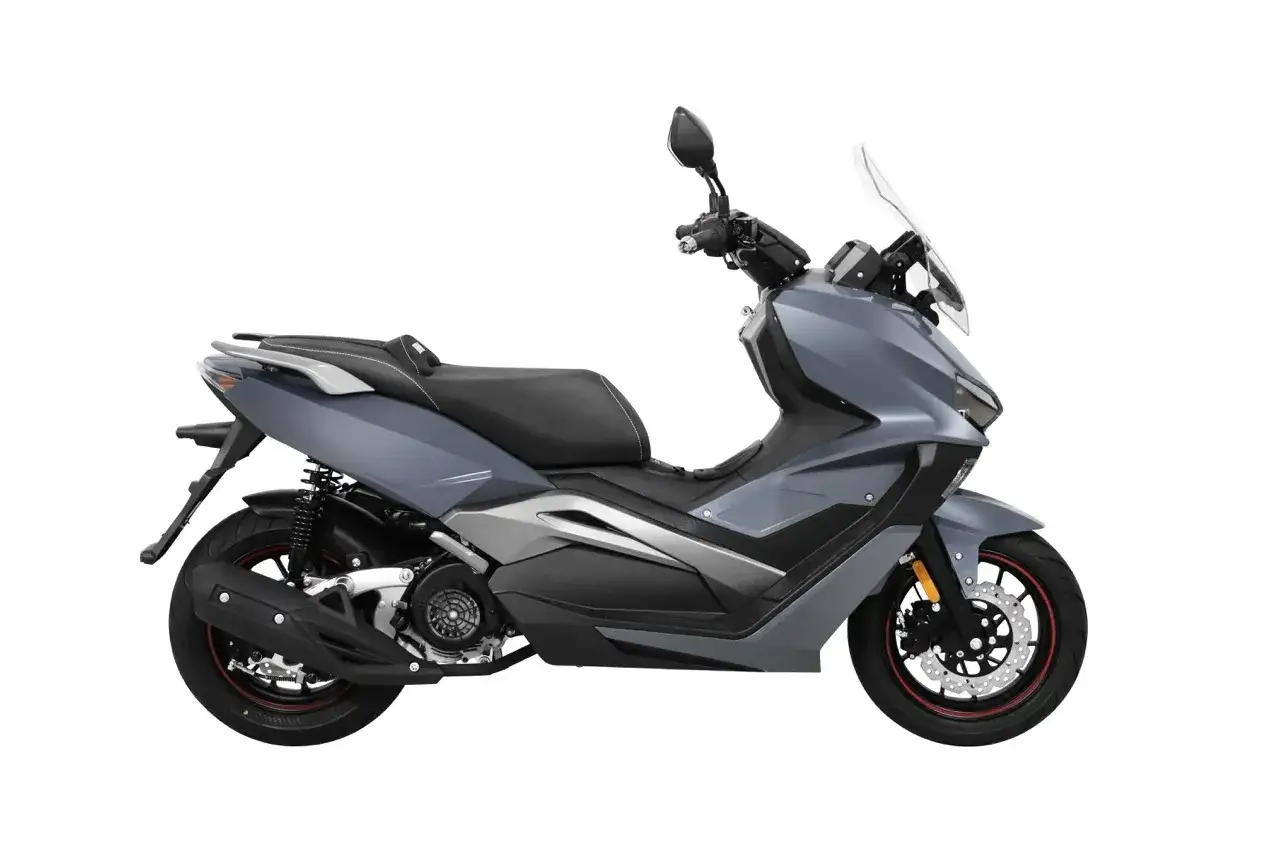 Scooter Brera 125 grigio metallizzato, con parabrezza e sella nera. Perfetto per la citt&agrave;.