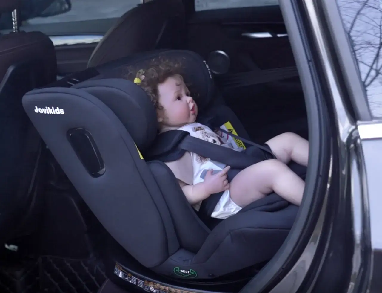 Ein Baby sitzt sicher in einem Jovikids Kindersitz, der als sichere child restraint im Auto dient.