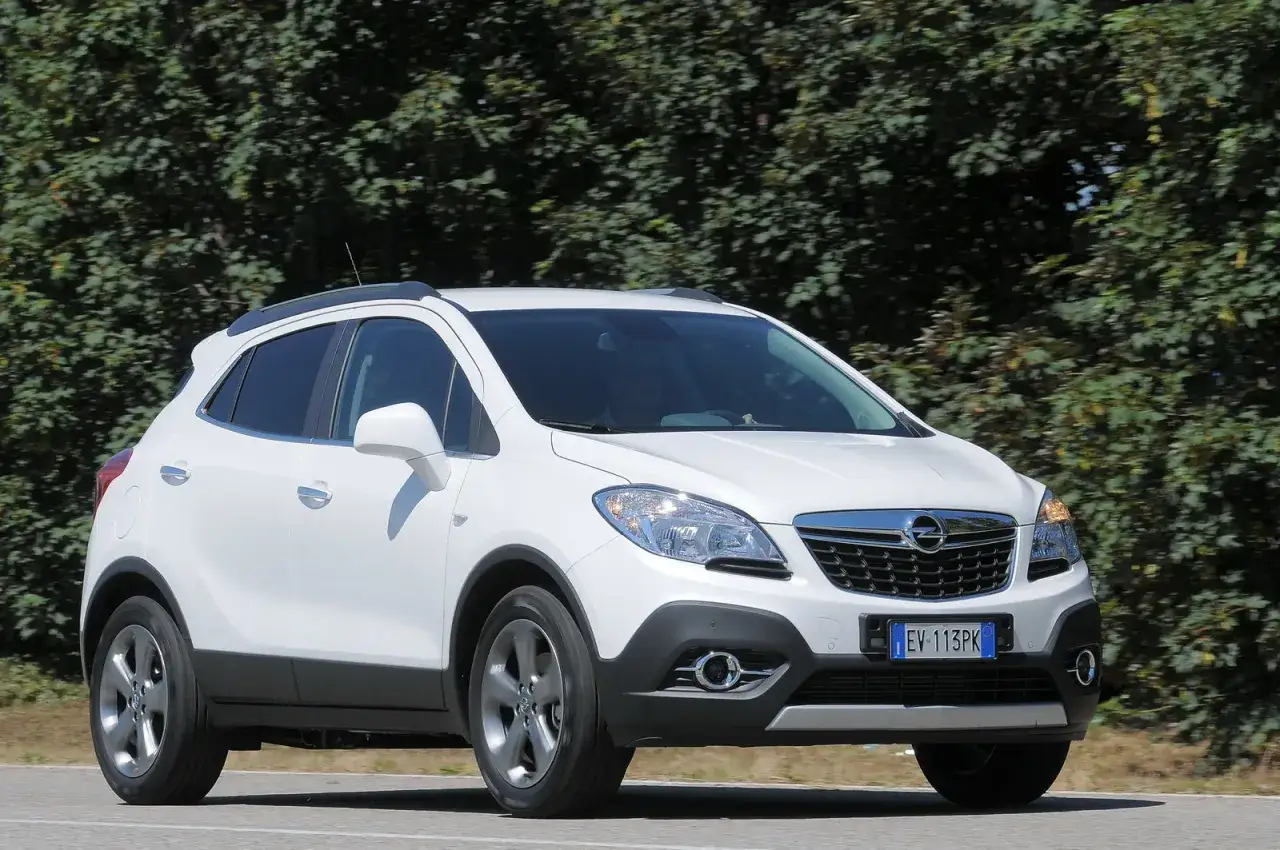 Opel Mokka bianca in movimento. Nonostante alcuni piccoli difetti, è un SUV compatto apprezzato.