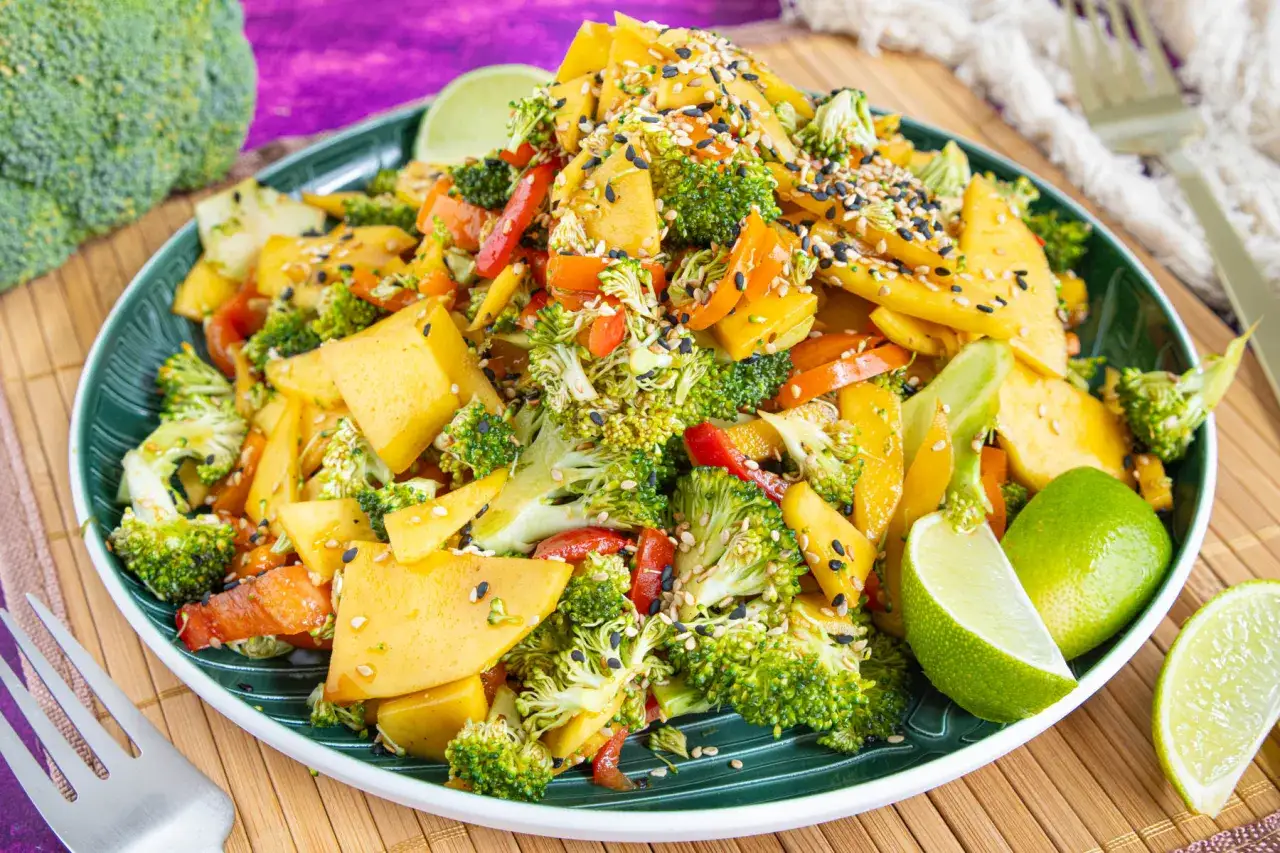 Bunter Brokkoli Salat mit Mango, Paprika und Sesam. Ein erfrischender Genuss!
