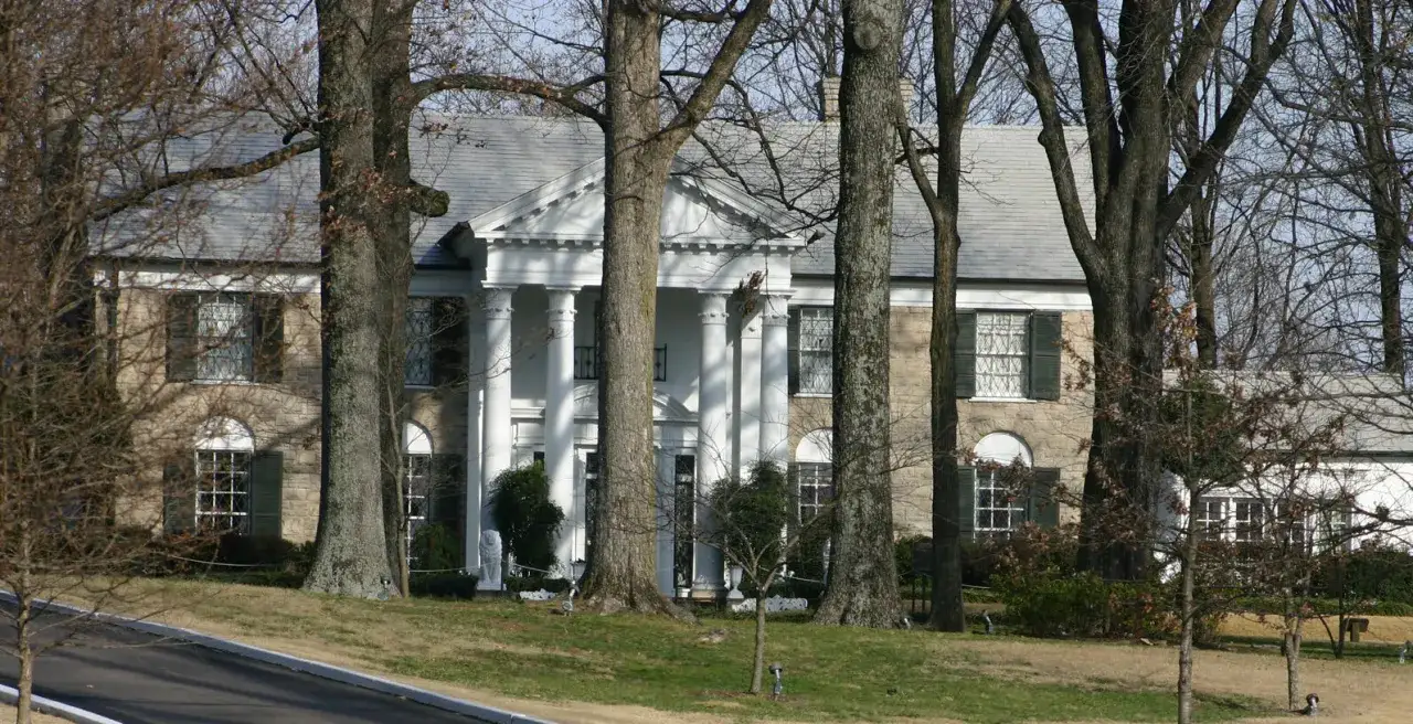 Graceland, das Zuhause von Elvis' Tochter Lisa Marie, mit seinen S&auml;ulen und B&auml;umen.