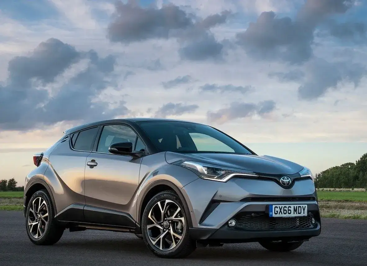 Toyota C-HR hybryda i benzyna porównanie silników