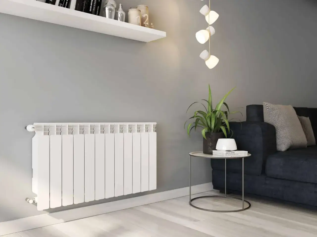 Radiador blanco de aerotermia con aletas de aluminio, junto a un sof&aacute; y mesa auxiliar en un sal&oacute;n moderno.