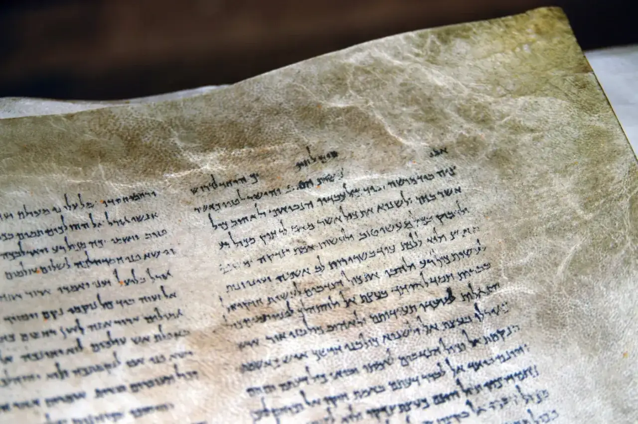 Starożytny manuskrypt z tekstem biblijnym, prawdopodobnie psalm 135, zapisany ręcznie na pergaminie.