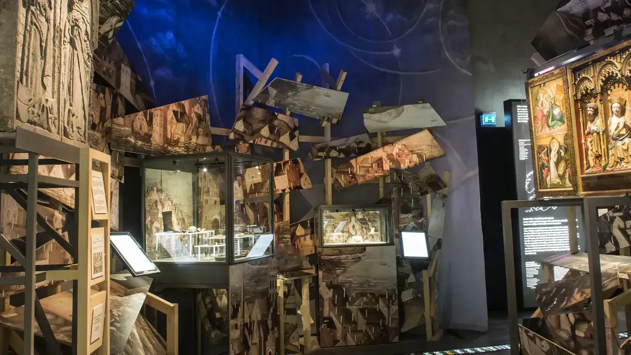 En fascinerande utställning på ett museum i Sverige. Gamla träsniderier, målningar och modeller av städer visas upp.