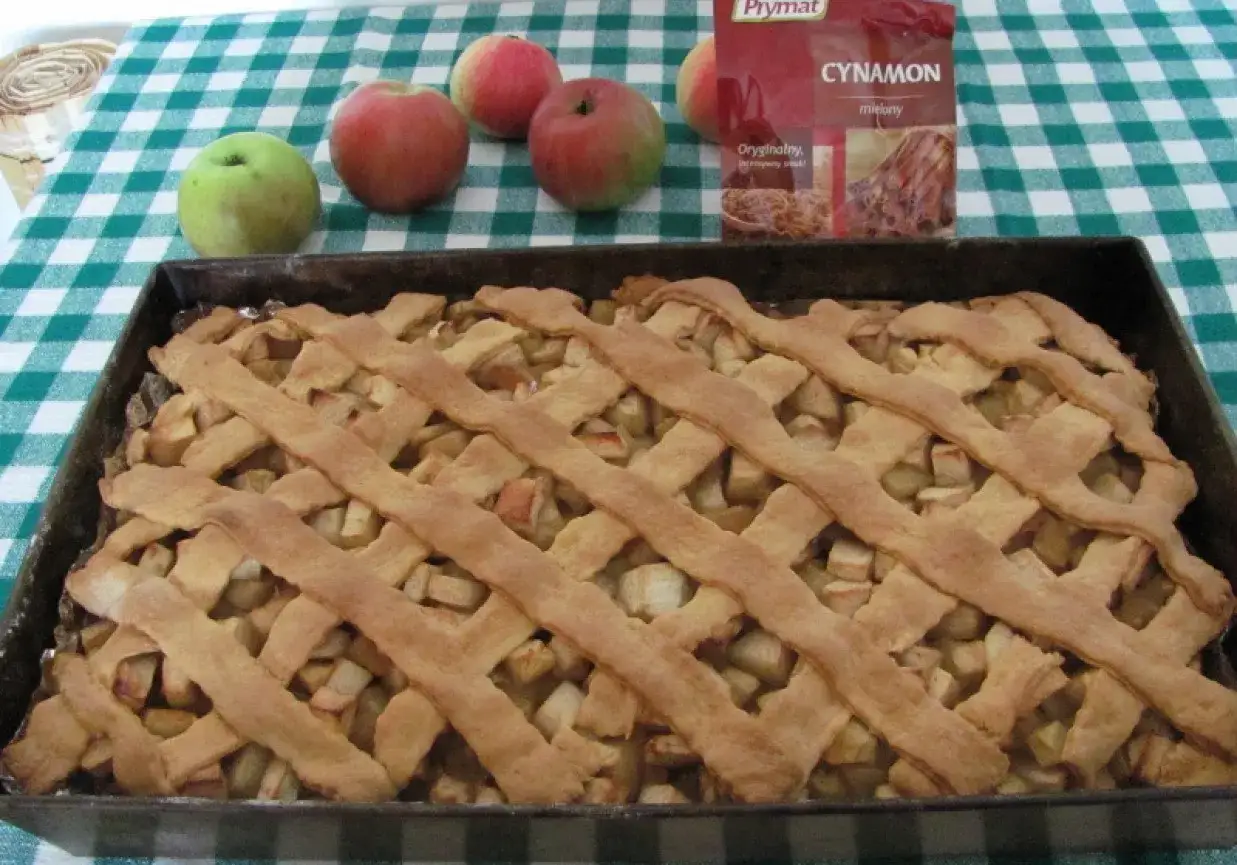 Gotowa do pieczenia szarlotka Ani, z jabłkami i cynamonem. Pachnie cudownie!