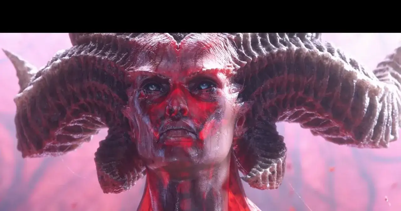 Lilith z Diablo 4, z niebieskimi oczami i krwistoczerwonymi rogami, patrzy z mroku.