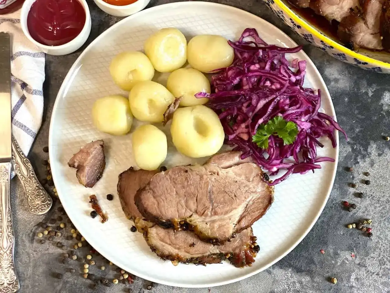 Karkówka pieczona z ziemniakami i czerwoną kapustą. Idealny sposób, jak zapeklować karkówkę do pieczenia, by była soczysta i aromatyczna.