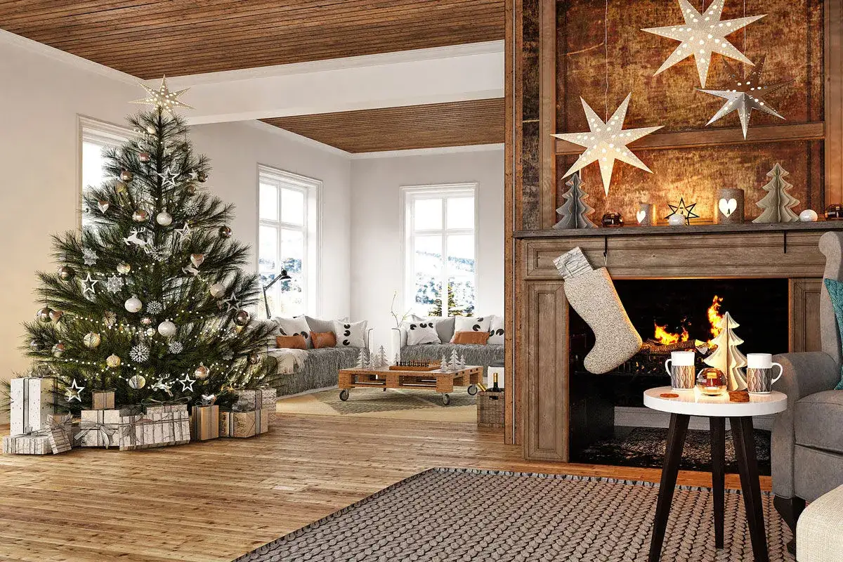 Gem&uuml;tliches Wohnzimmer mit Weihnachtsbaum, Kamin und vielen weihnachtsdeko tipps. Sterne und Geschenke sorgen f&uuml;r festliche Stimmung.