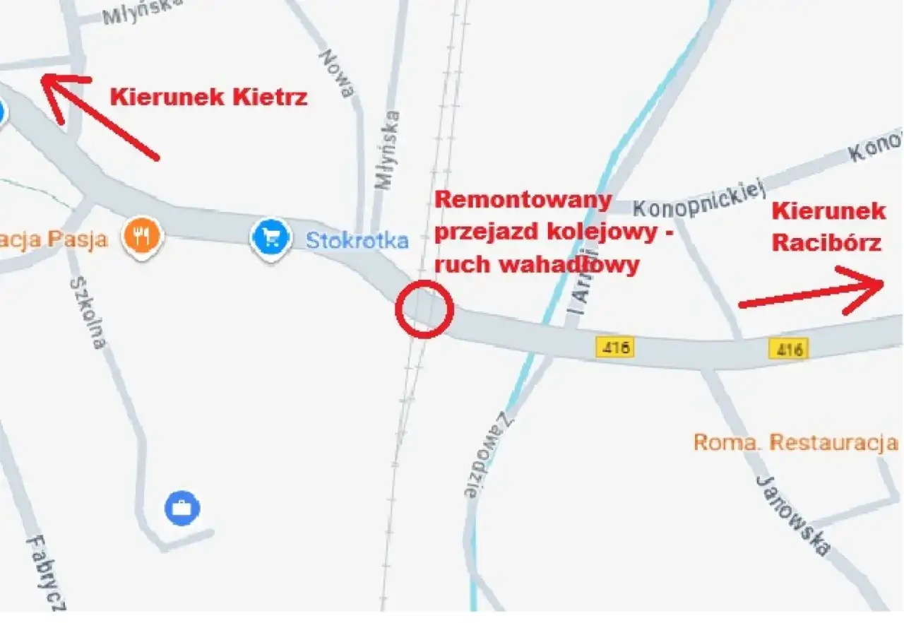 Mapa z zaznaczonym remontowanym przejazdem kolejowym i kierunkami: Kietrz i Racibórz. Mini trans rozkład jazdy.