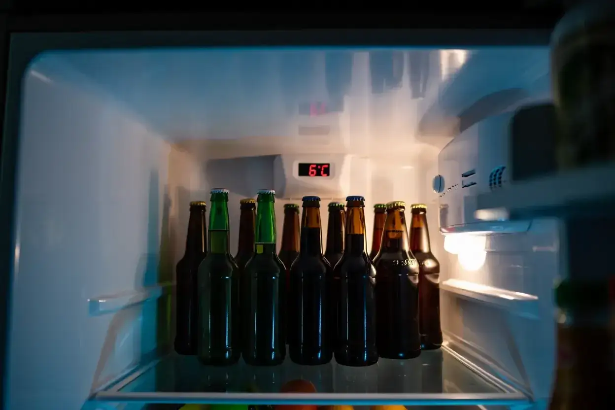 Bottiglie di birra in un frigorifero a 6&deg;C. Quanto tempo ci vuole per raffreddare la birra in freezer?