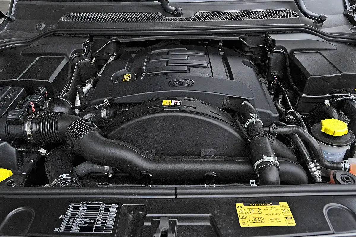 Motorraum eines Range Rover Sport 3.0 TDV6. M&ouml;gliche Probleme mit dem Motor sind hier zu sehen.