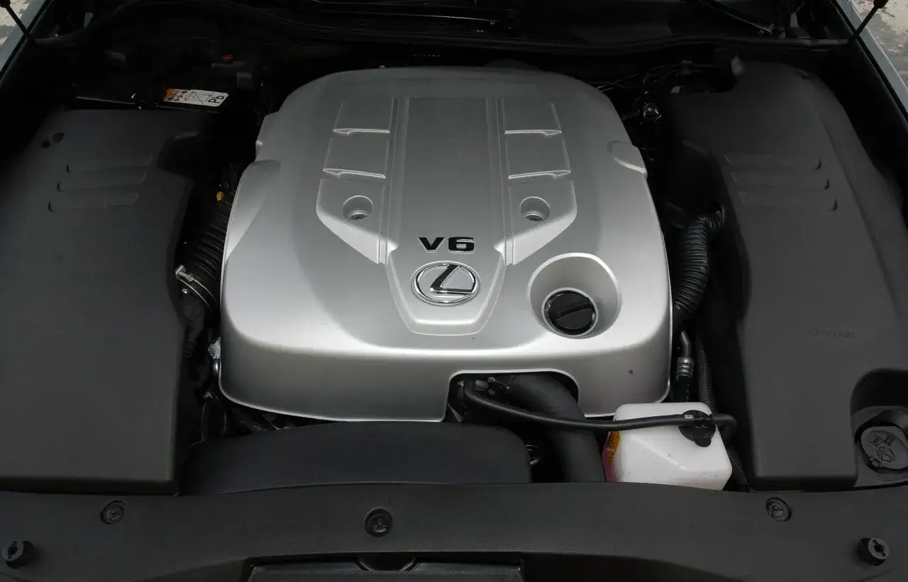 Silnik V6 w Lexusie GS300 MK3, czysty i zadbany, gotowy do jazdy.