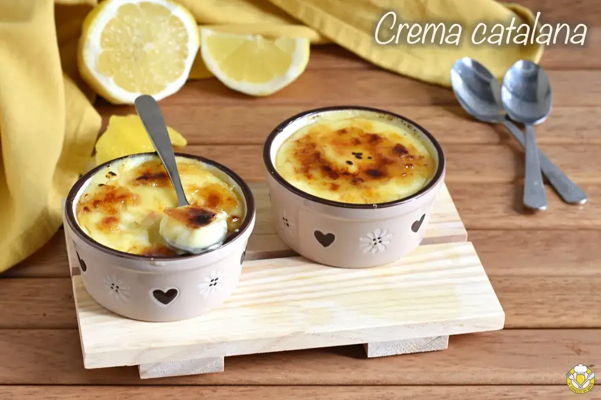 Due deliziosi crème brûlée, con la loro crosticina caramellata, pronti per essere gustati. Il krem kataloński è un dolce al cucchiaio perfetto.
