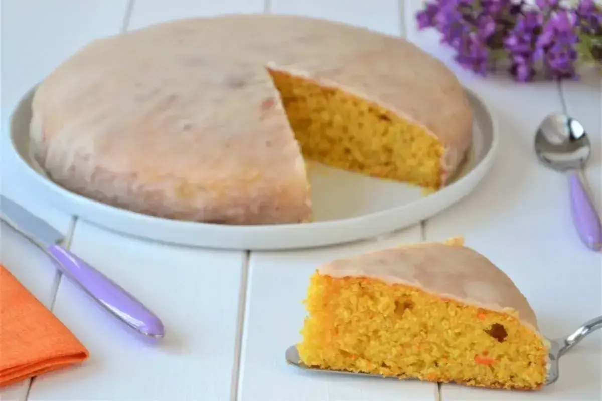 Una fetta di torta di carote, soffice e profumata, pronta per essere gustata.