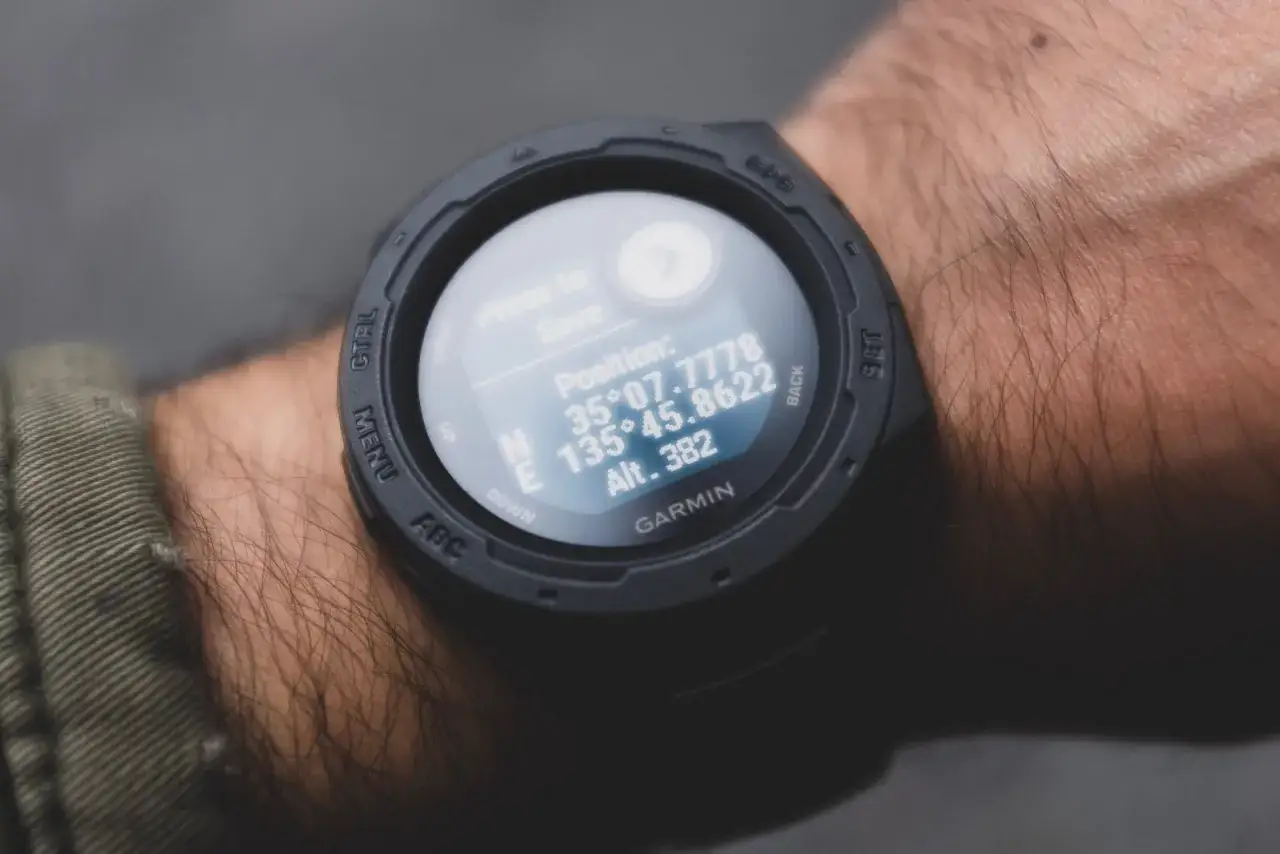 Zegarek Garmin z GPS pokazuje pozycję i wysokość, idealny jako jaki zegarek w góry.