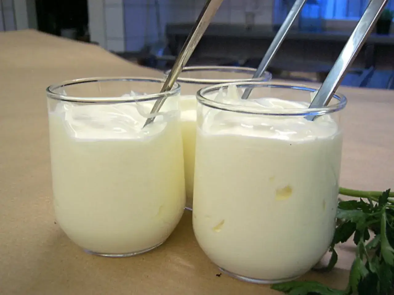 Drei Gl&auml;ser mit selbstgemachtem Creme Fraiche, bereit zum Genie&szlig;en. Ein L&ouml;ffel in jedem Glas.