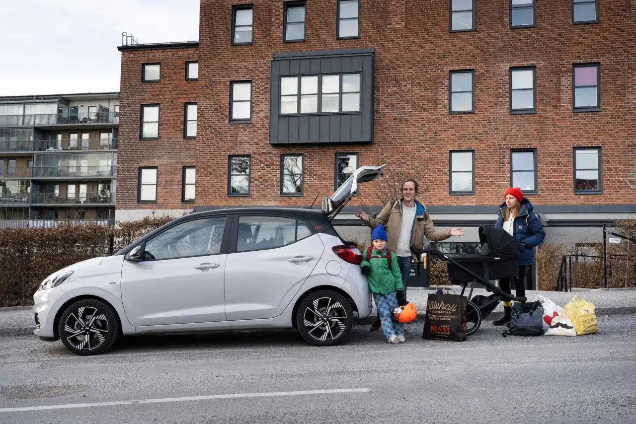 Familj med barn och barnvagn packar in saker i en Hyundai i10. Kanske ett litet problem med utrymmet?