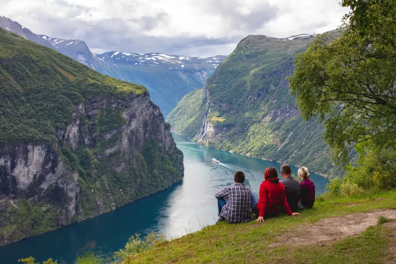 Rodzina podziwia fiord Geiranger. To idealne miejsce, by poczuć magię natury, kiedy najlepiej jechać do Norwegii?