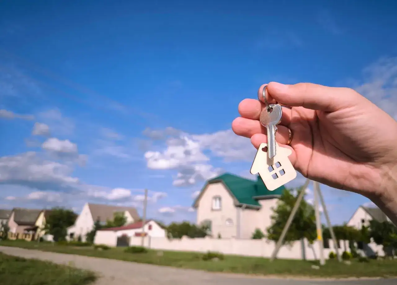 Llaves de una casa con un llavero en forma de casa, ideal para quienes buscan como comprar una casa sin ahorros.