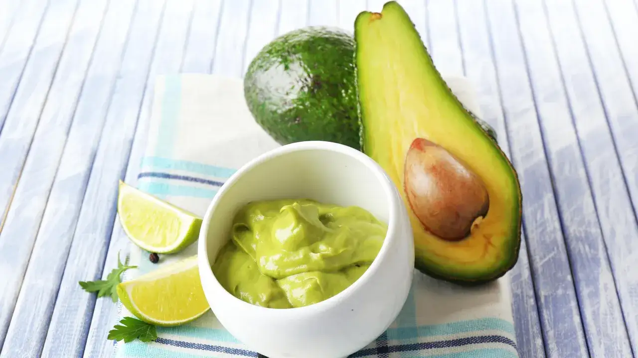 Pyszne guacamole jak jeść? Z awokado, limonką i natką. Idealne do nachos lub jako dodatek do dań.