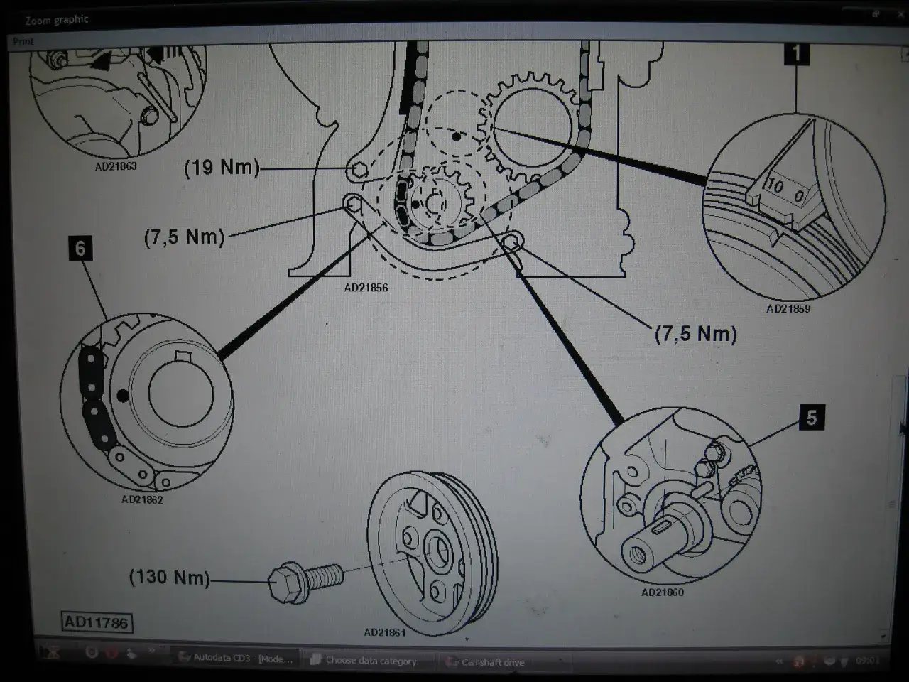 Schemat rozrządu Toyota Aygo: pasek czy łańcuch? Ilustracja pokazuje mechanizm napędu rozrządu, z zaznaczonymi elementami i momentami dokręcania.