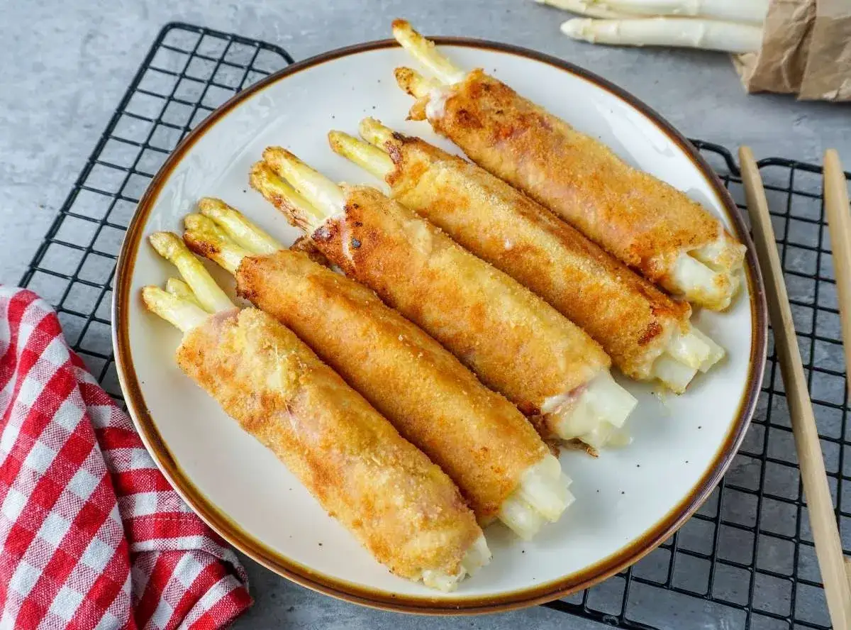 Knusprig panierte Spargelr&ouml;llchen, gef&uuml;llt mit Schinken und K&auml;se, &auml;hneln einem Spargel Cordon Bleu.