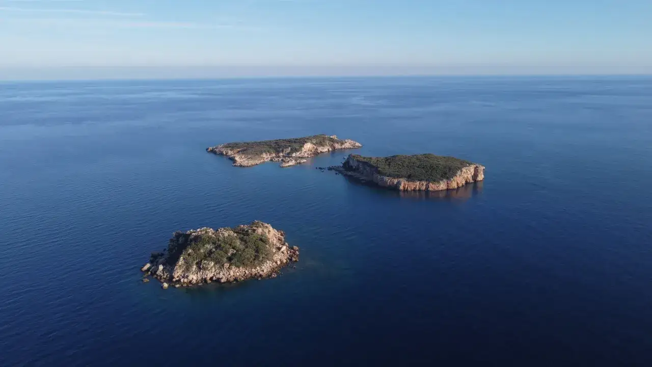 Trzy skaliste wyspy porośnięte zielenią na spokojnym, błękitnym morzu. To właśnie gdzie leży Morze Marmara, łączące Europę z Azją.