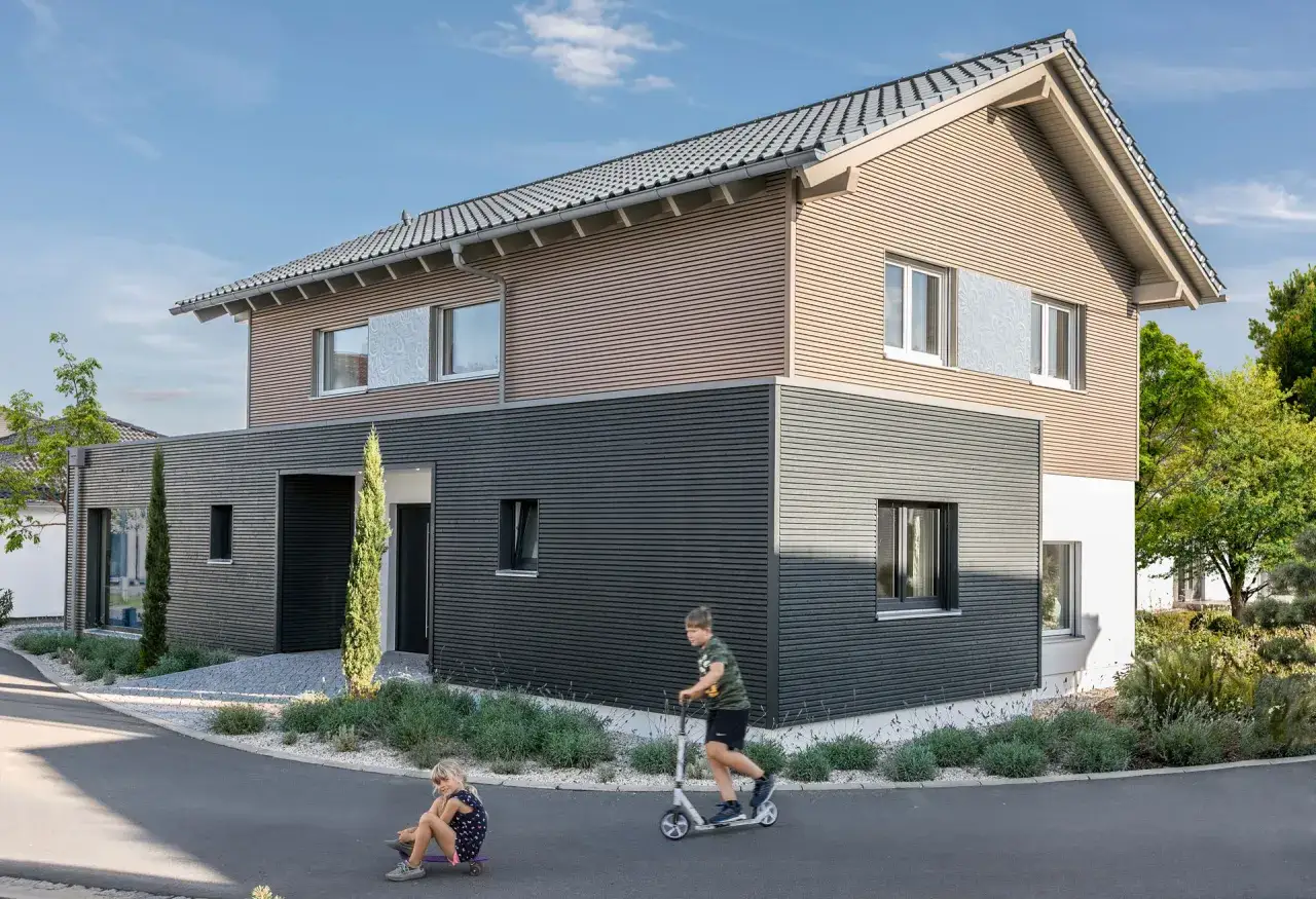 Moderne Hausfassade mit Holz- und anthrazitfarbenen Elementen. Tolle Hausfassade Farbe Ideen f&uuml;r ein stilvolles Zuhause.