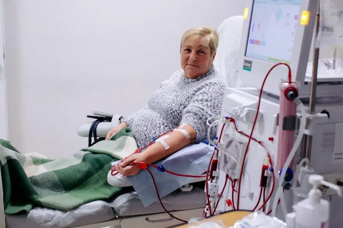 Kobieta na dializie. Czy można żyć bez dwóch nerek? Tak, dzięki nowoczesnej medycynie i maszynie do dializy.