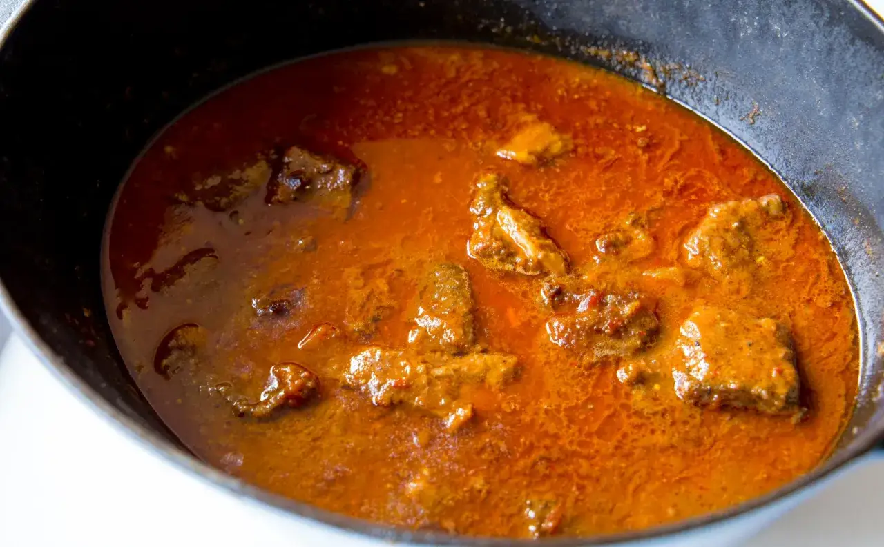 En mustig gryta med k&ouml;ttbitar i en kryddig, orange s&aring;s. Perfekt f&ouml;r ett smakrikt vindaloo recept.
