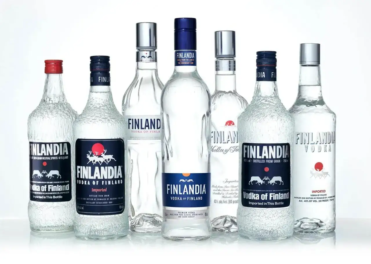 Finlandia, wódka z Finlandii, prezentowana w butelkach. Idealna na specjalne okazje.