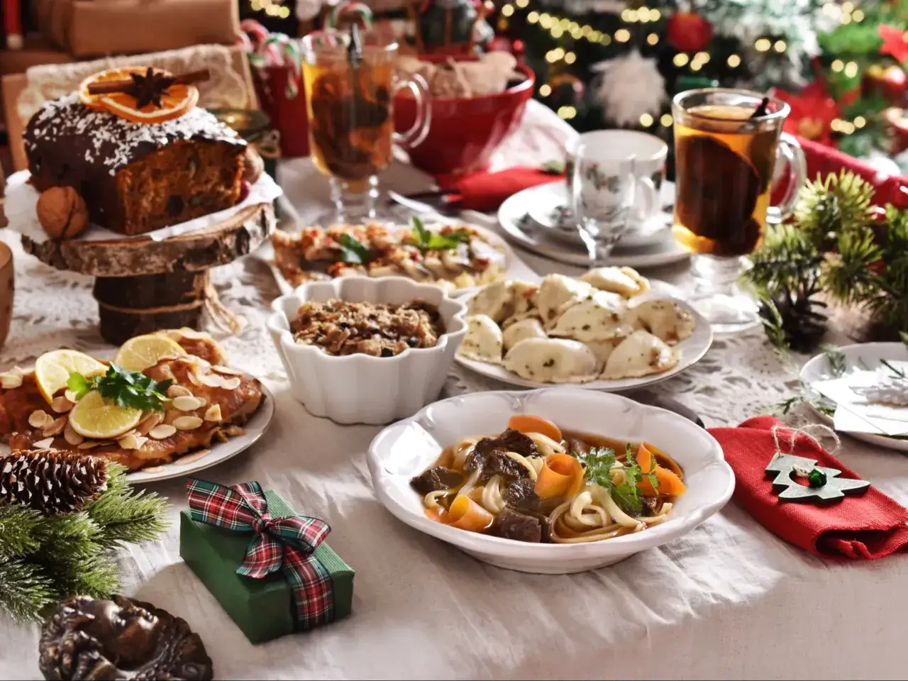 Wigilia pełna smaków: pierogi, ryba, zupa i ciasto. Idealne jakie wino na wigilię? Zastanów się nad tym przy świątecznym stole.